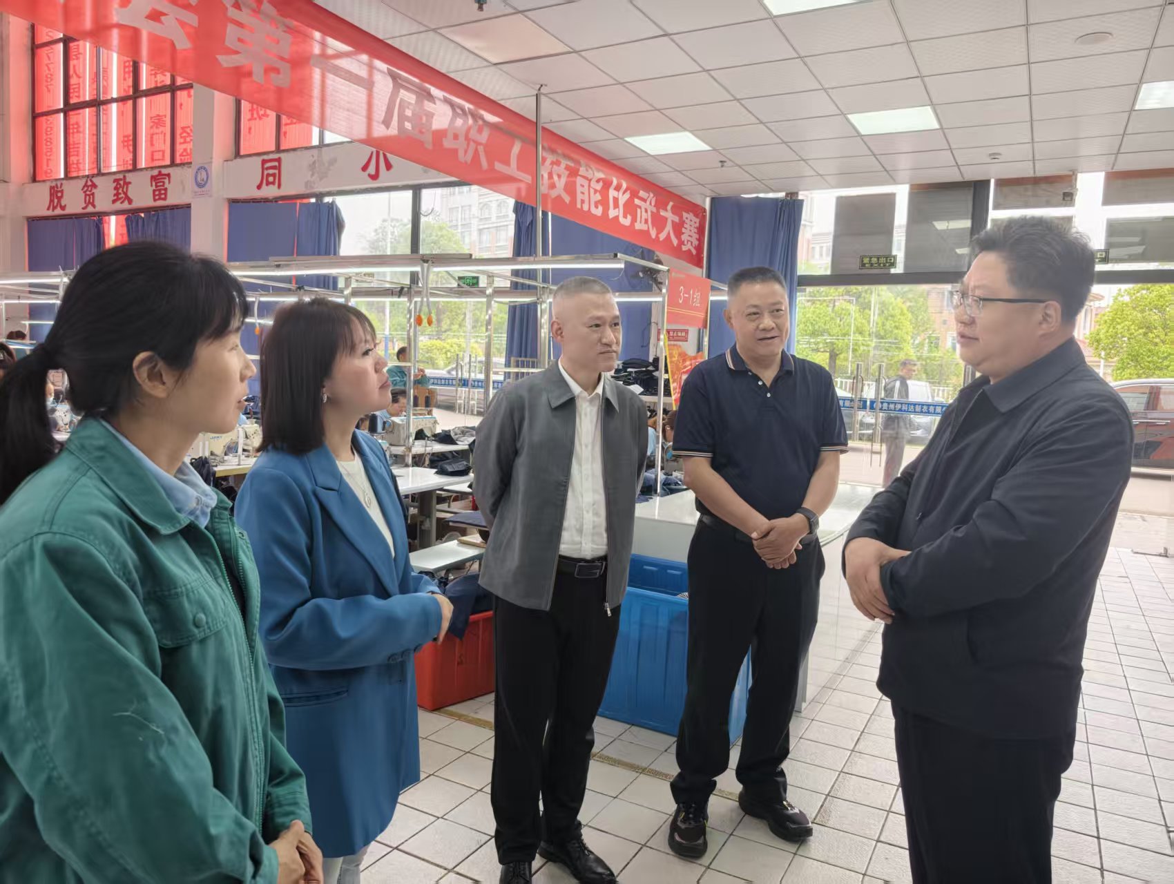 图为省残联党组书记、理事长周代军与残疾职工亲切交谈